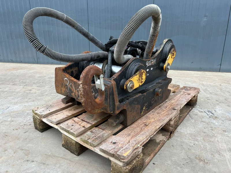 OilQuick OQ70/55 - 323F / M320F - Сцепное устройство для Строительной техники: фото 1 OilQuick OQ70/55 - 323F / M320F - Сцепное устройство для Строительной техники: фото 1