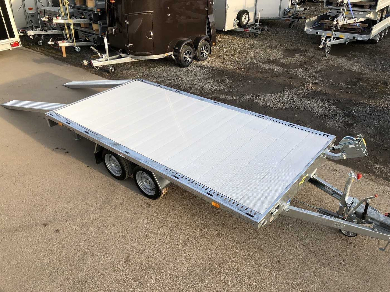 HUMBAUR Universal 3500 Aluboden Universaltransporter - Прицеп-автовоз: фото 1 HUMBAUR Universal 3500 Aluboden Universaltransporter - Прицеп-автовоз: фото 1