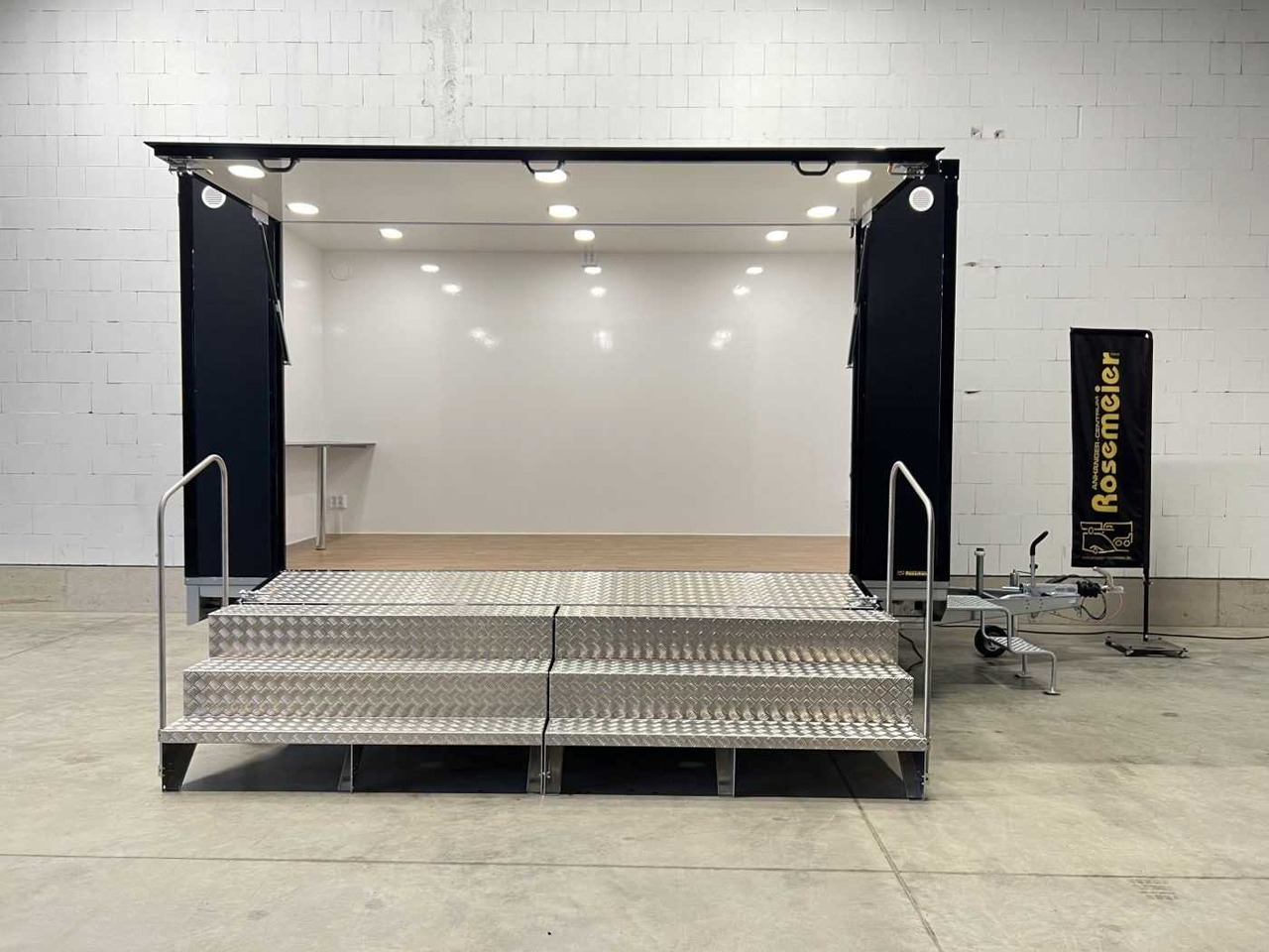 RESPO 220DC 4 m Promotionanhänger - Торговый прицеп: фото 1 RESPO 220DC 4 m Promotionanhänger - Торговый прицеп: фото 1