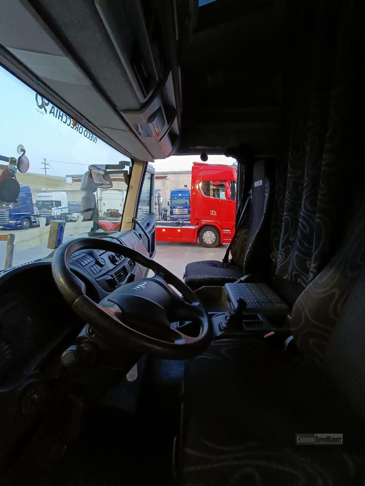 Фото интерьера 1: Тентованный грузовик IVECO EUROCARGO 120E25