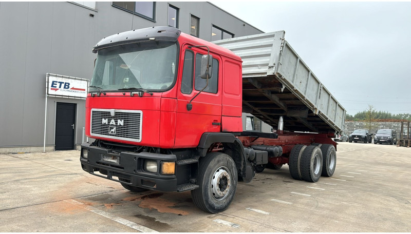 MAN 26.362 (BIG AXLE / STEEL SUSPENSION / 6 CYLINDER WITH MANUAL PUMP) - Самосвал: фото 1