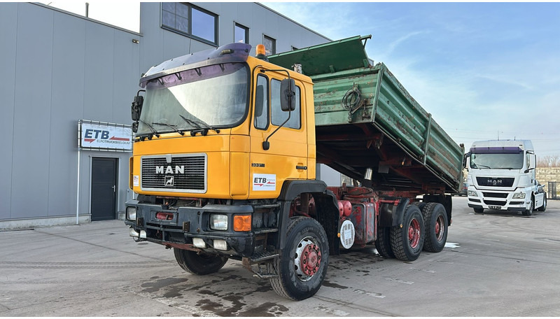 MAN 33.372 (6X6 / MANUAL PUMP / 6 CYLINDER / STEEL SUSP. / BIG AXLE / TOP CONDITION) - Самосвал: фото 1
