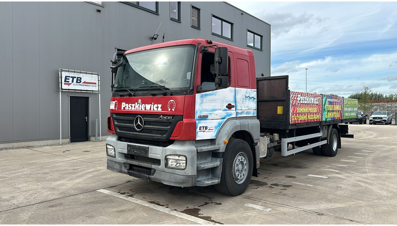 Mercedes-Benz Axor 1828 (SUSP. LAMES & BOITE MANUELLE / STEEL SUSP. & MANUAL GEARBOX) - Грузовик бортовой/ Платформа: фото 1 Mercedes-Benz Axor 1828 (SUSP. LAMES & BOITE MANUELLE / STEEL SUSP. & MANUAL GEARBOX) - Грузовик бортовой/ Платформа: фото 1