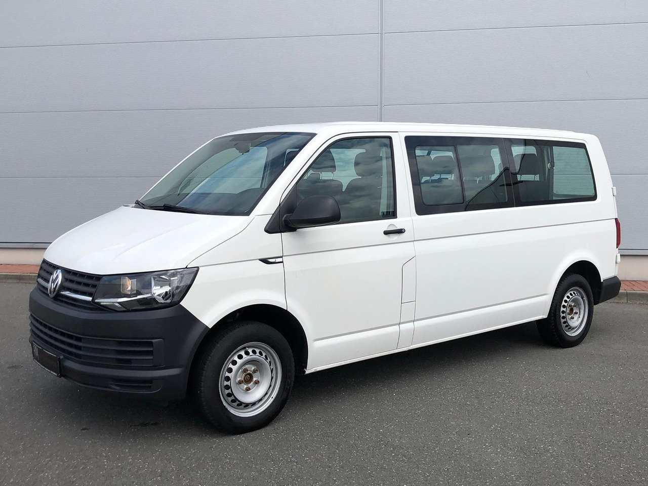 Volkswagen T6 Transporter 2.0 TDI Kombi lang 9-SITZE TEMP - Микроавтобус, Пассажирский фургон: фото 1 Volkswagen T6 Transporter 2.0 TDI Kombi lang 9-SITZE TEMP - Микроавтобус, Пассажирский фургон: фото 1
