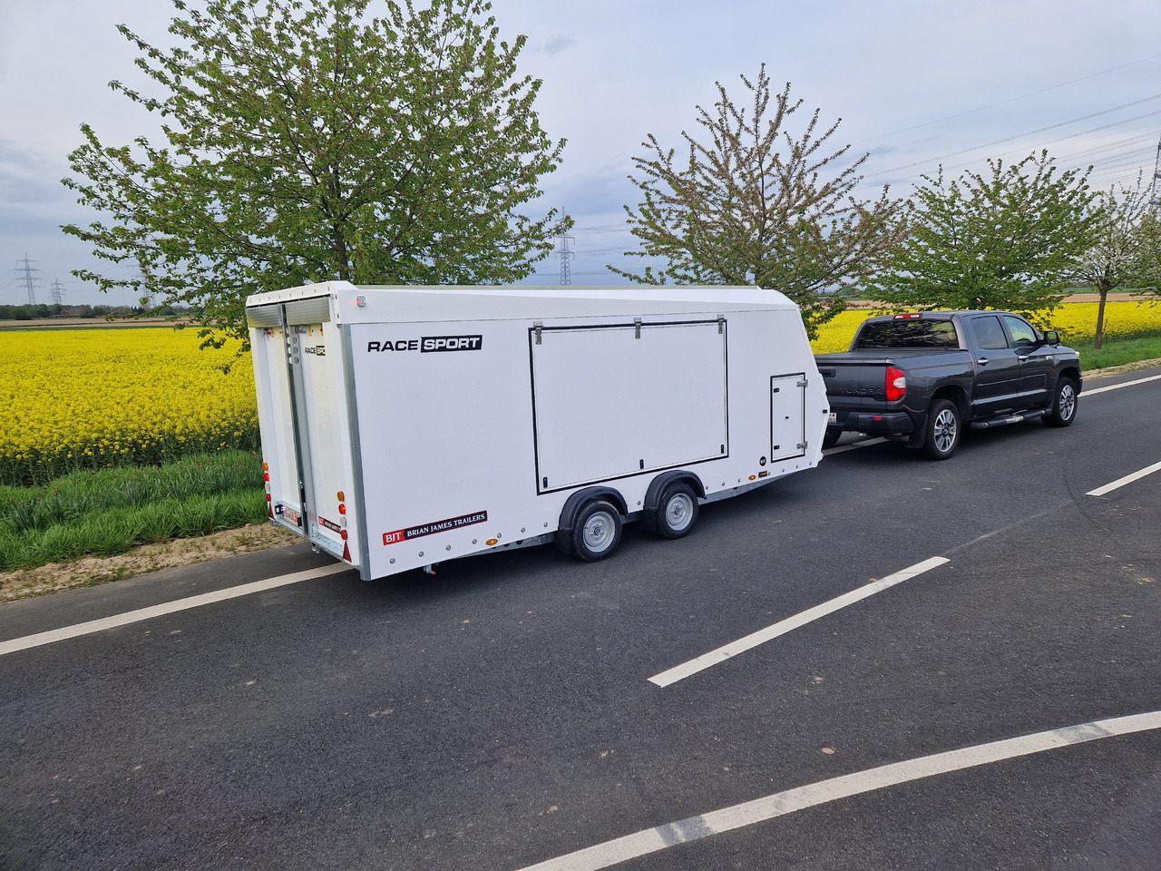 BJT Race Sport Transporter 500x200x175cm E Winde Stauraum front 2600kg Modell 2024 - Прицеп-автовоз: фото 1 BJT Race Sport Transporter 500x200x175cm E Winde Stauraum front 2600kg Modell 2024 - Прицеп-автовоз: фото 1