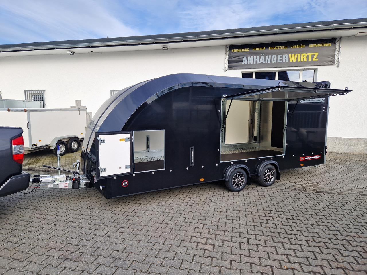 BJT Race Transporter 4 550x212x188cm blackline E Winde Alufelgen bl FSR ASR RFS 100km/H 3500kg 2024 - Прицеп-автовоз: фото 1