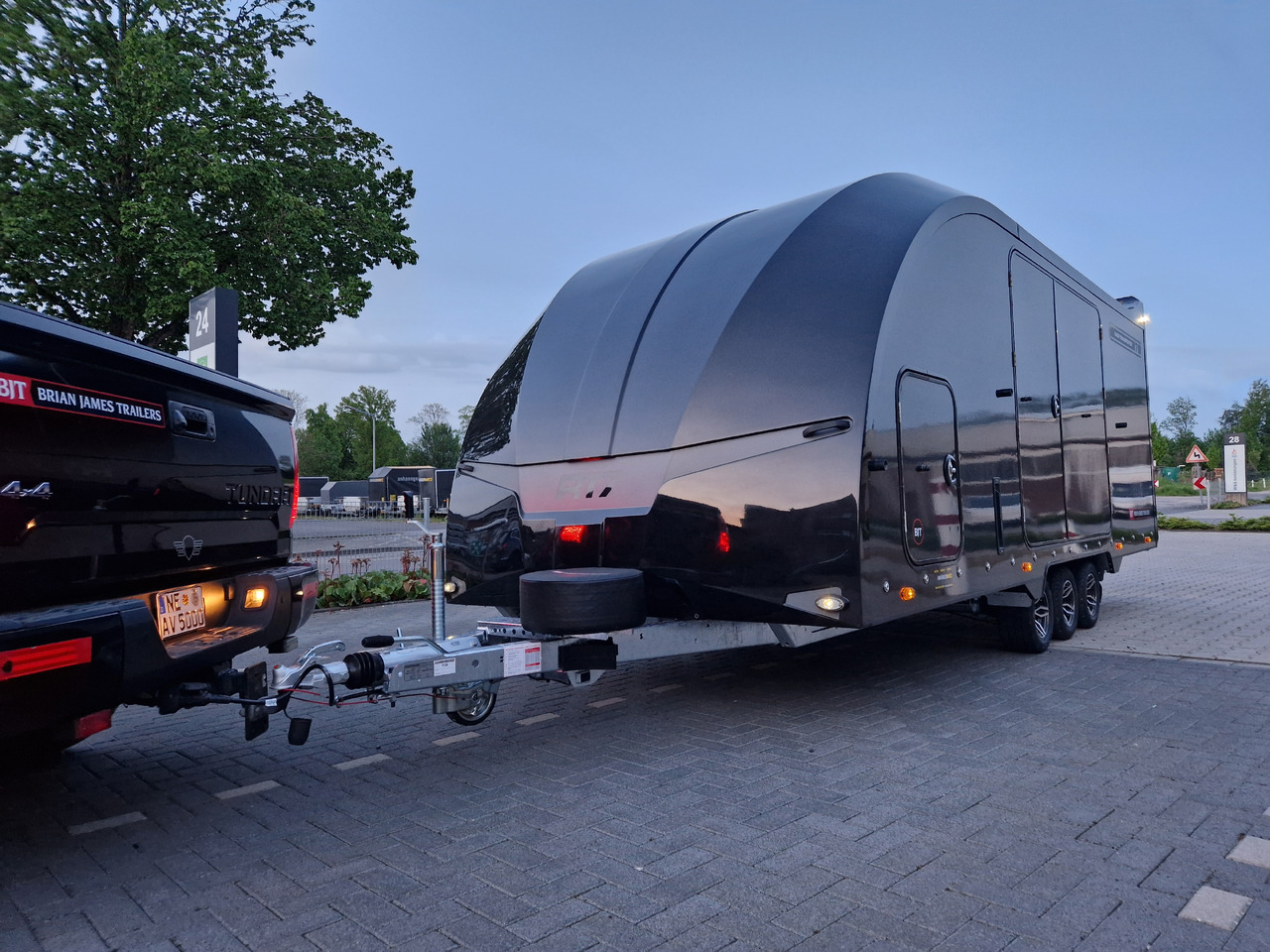 BJT Race Transporter 7 397-5521-35-3-10-B 550x210x189cm black Alufelgen Tridem 3500kg Aktion - Прицеп-автовоз: фото 1 BJT Race Transporter 7 397-5521-35-3-10-B 550x210x189cm black Alufelgen Tridem 3500kg Aktion - Прицеп-автовоз: фото 1