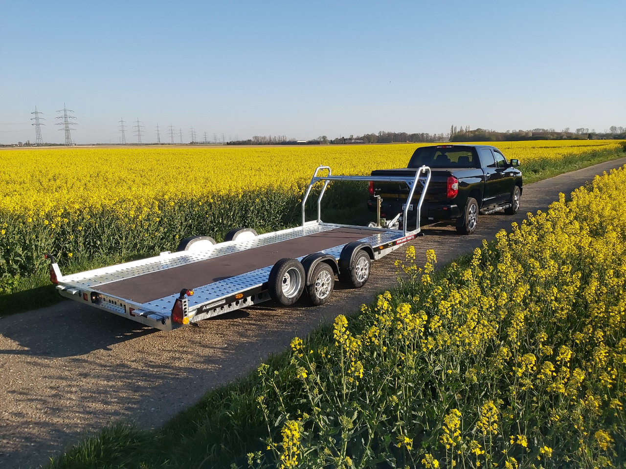 Brian James A4 Transporter 500x200cm blackline Alufelgen Rampen 240cm Reifenregal 3000kg - Прицеп-автовоз: фото 1