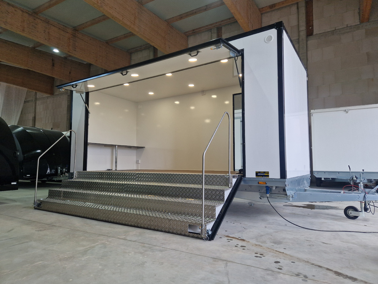 Event Trailer Bühne Schowroom 510x220x220cm 230V Licht Tür + Treppenzugang 2000kg - Торговый прицеп: фото 1