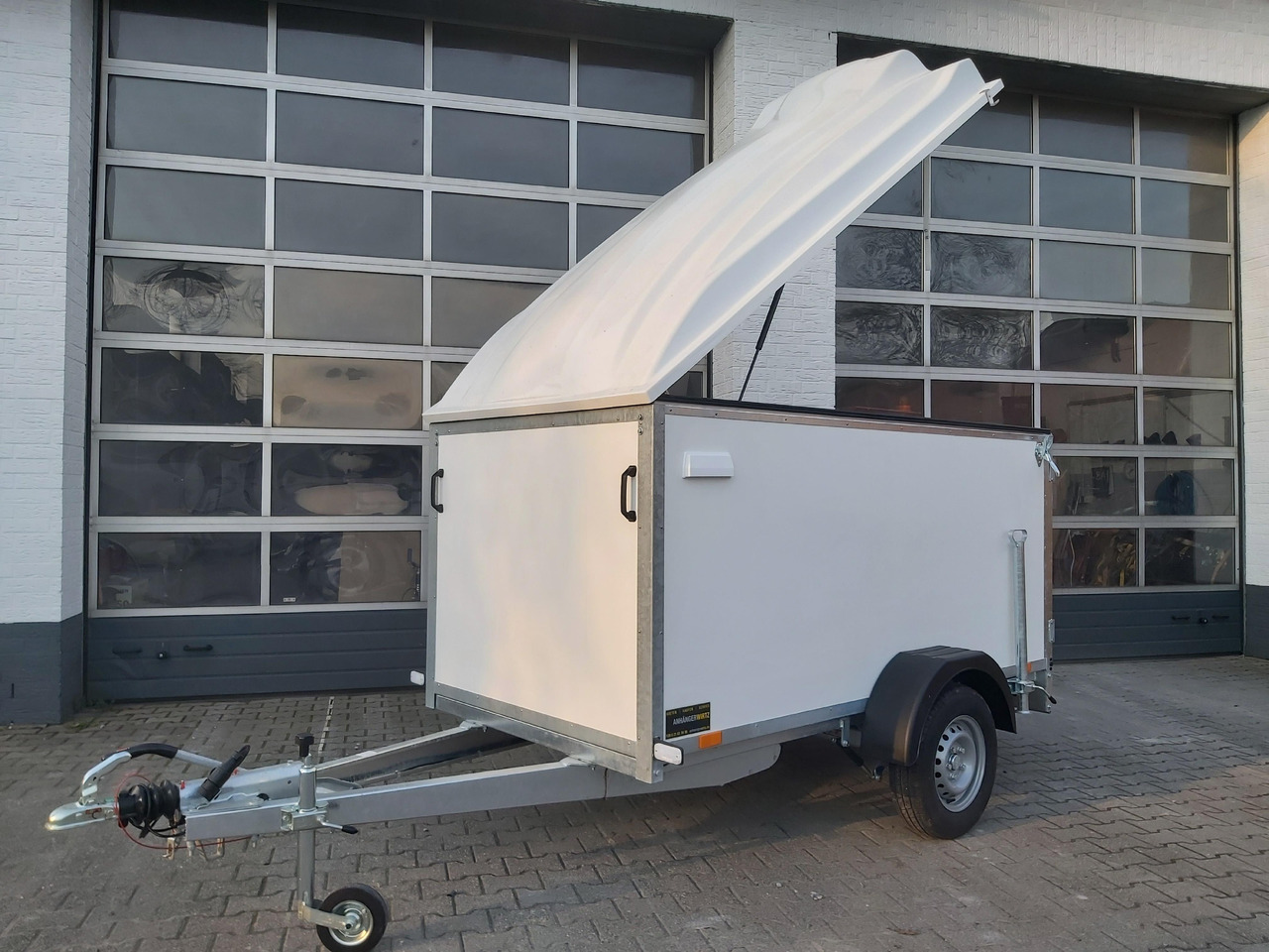 Kargo Deckel TFDL 250.01 245x130x140cm Heckrampe Stützen (S) 100km/H 1300kg Aktion - Прицеп для мотоцикла: фото 1 Kargo Deckel TFDL 250.01 245x130x140cm Heckrampe Stützen (S) 100km/H 1300kg Aktion - Прицеп для мотоцикла: фото 1