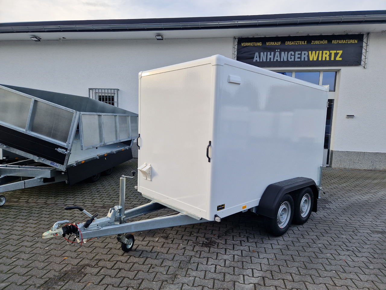 Kargo FS2730/180HTL 305x159x180cm GFK Zurrsystem Tieflader LED (M) 2700kg 100km/H - Прицеп-фургон: фото 1 Kargo FS2730/180HTL 305x159x180cm GFK Zurrsystem Tieflader LED (M) 2700kg 100km/H - Прицеп-фургон: фото 1