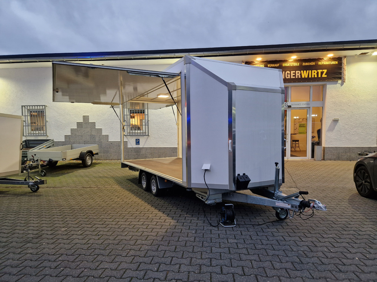 Koffer Hochlader FC 275HTLAERO10AF Messe 500x200x195cm Alufelgen 230V IL (XXL) 2700kg 100km/H - Торговый прицеп: фото 1