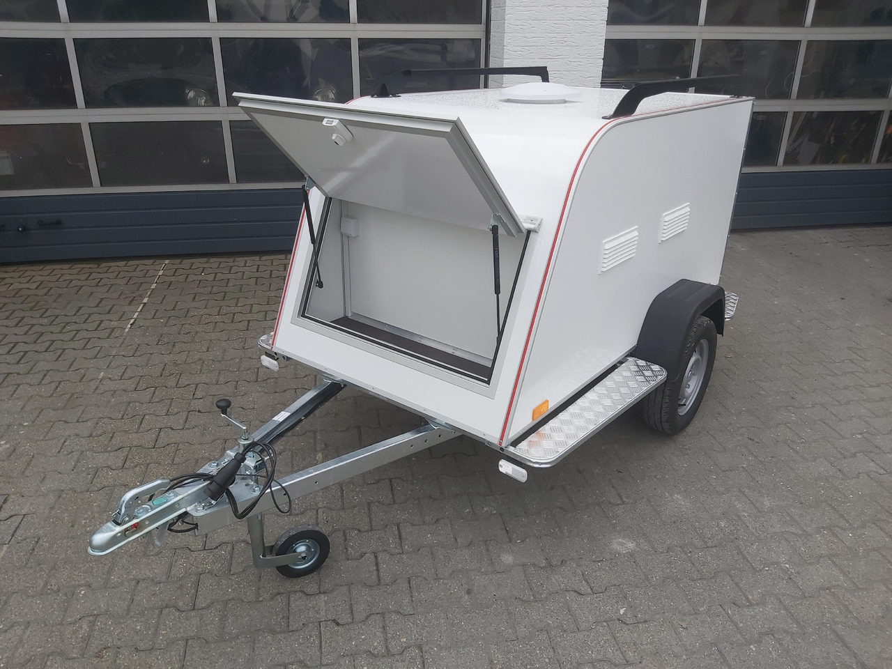 Koffer HundeTransport Anhänger TOM DOG 3 S 3 Boxen Staufach Lüfter Gepäckraum 750kg 100km/H Aktion - Прицеп-коневоз: фото 1