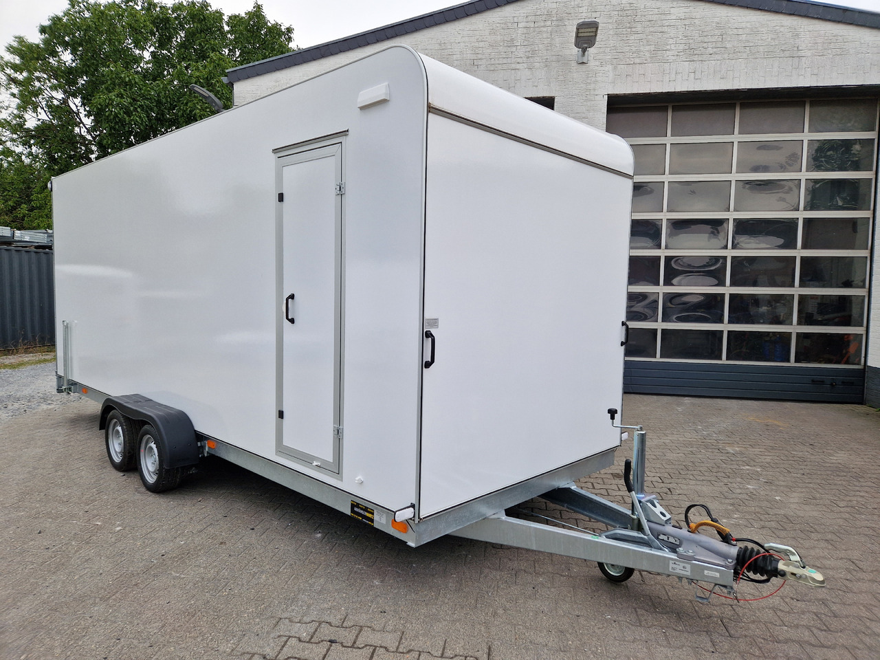 Koffer TFS 600T.01 3500 600x200x210cm aero Heckrampe Seitentür IL (XXL) 100km/H 3500kg - Прицеп-фургон: фото 1 Koffer TFS 600T.01 3500 600x200x210cm aero Heckrampe Seitentür IL (XXL) 100km/H 3500kg - Прицеп-фургон: фото 1