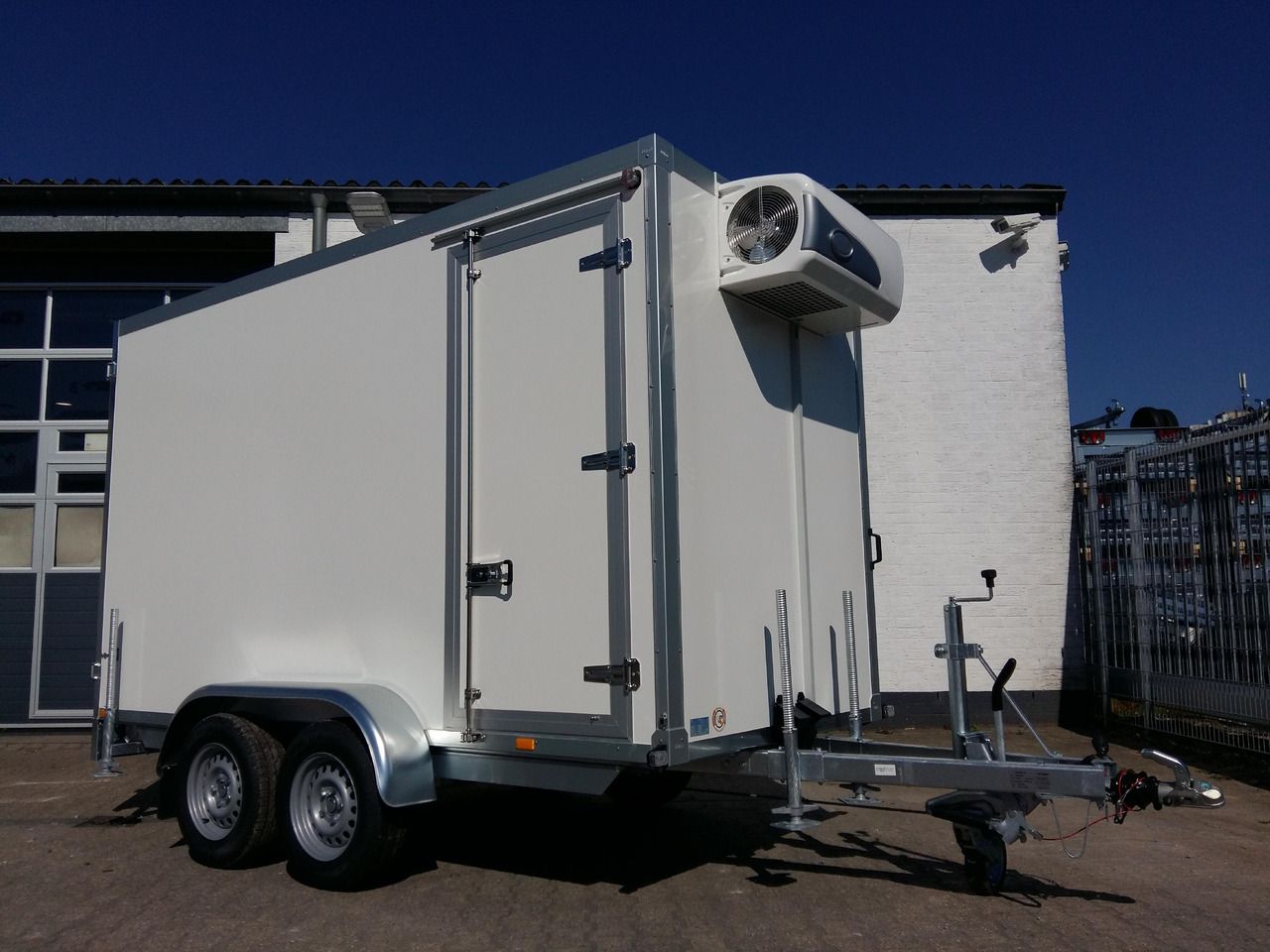 Kühlanhänger AZKF 2735/155 343x154x200cm +Seitentür Kälteanlage 4 Iso 60 Frioliner Aktion - Прицеп-рефрижератор: фото 1