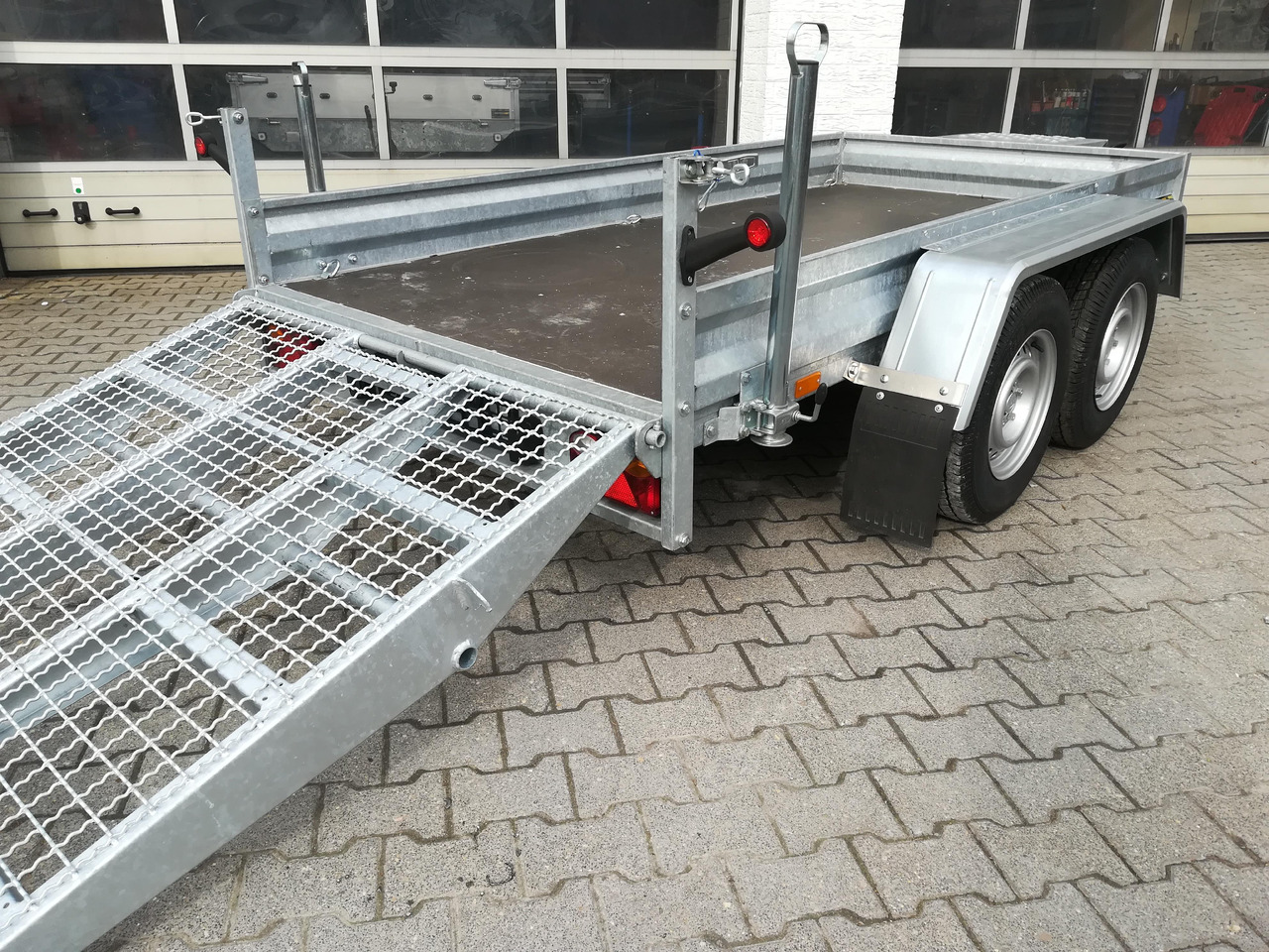 Maschinentransporter BUILDER M 300x152x20cm Auffahrklappe Reserverad (M) 2700kg - Прицеп для спецтехники: фото 1