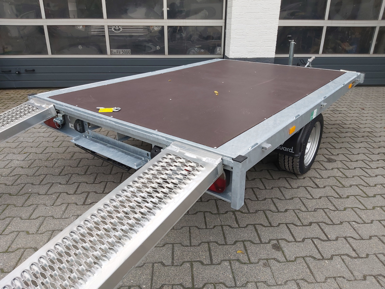 Прицеп для легкового автомобиля Multi Transporter 260x180cm flach Alurampen (S) 1800kg Winter Aktion: фото 1 Прицеп для легкового автомобиля Multi Transporter 260x180cm flach Alurampen (S) 1800kg Winter Aktion: фото 1