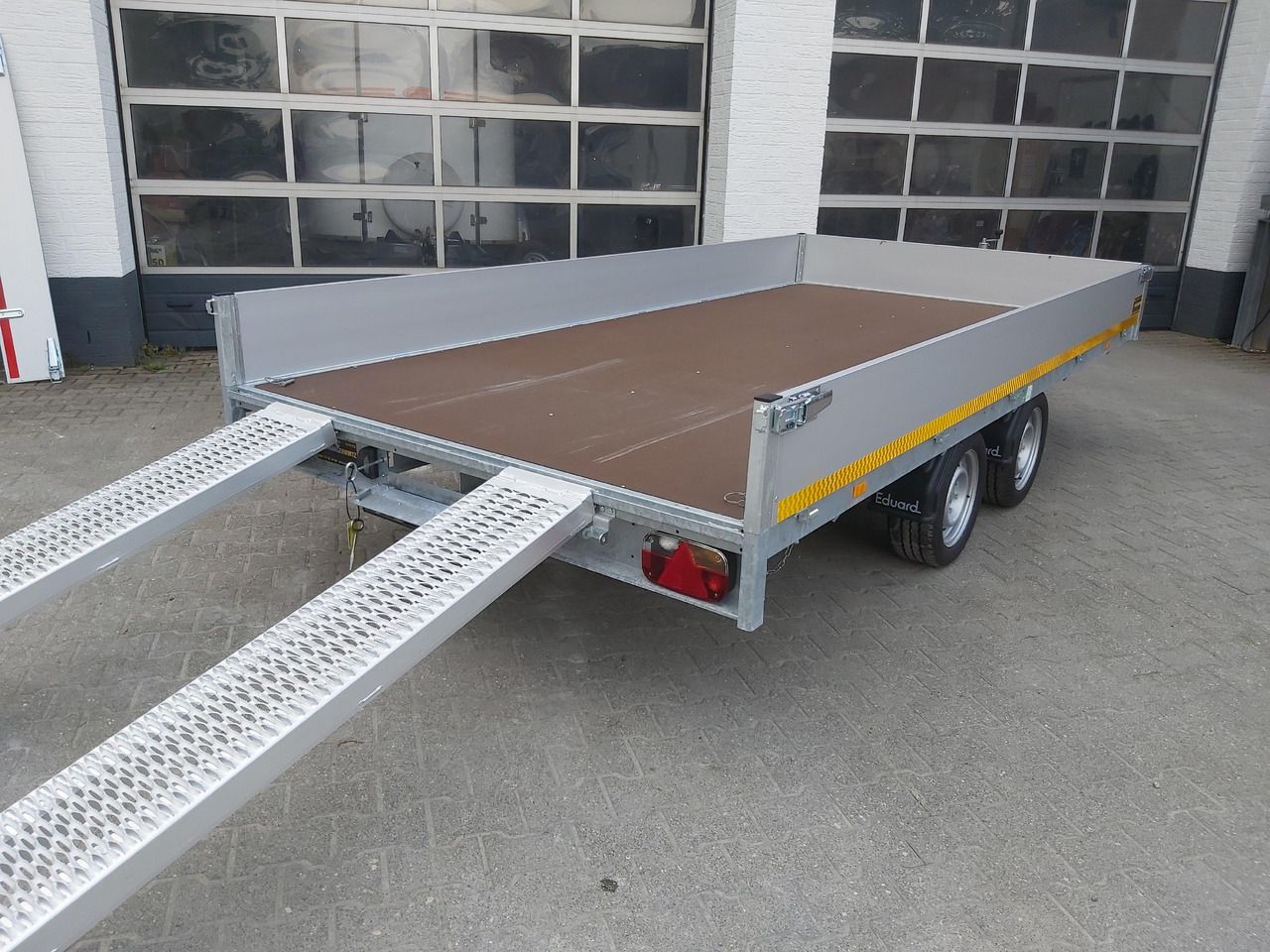 Multi Transporter 406x200x30cm Rampen Winde 13" niedrig Fahrwerk (XL) 3500kg Online Aktion - Прицеп для спецтехники: фото 1