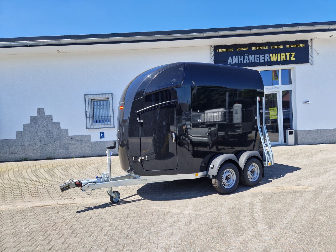 Pferdeanhänger Böckmann Comfort black Sattelkammer Dachlüfter Trittschutz CFF 100km/H Modell 2025 - Прицеп-коневоз: фото 1 Pferdeanhänger Böckmann Comfort black Sattelkammer Dachlüfter Trittschutz CFF 100km/H Modell 2025 - Прицеп-коневоз: фото 1