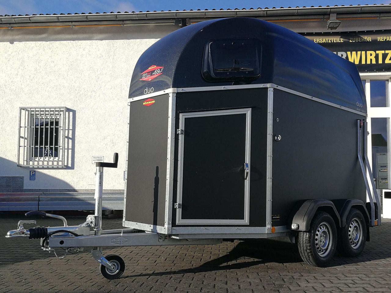 Pferdeanhänger Böckmann DUO Esprit silver black Sattelkammer Aluboden Trittschutz 2400kg 100 km/H - Прицеп-коневоз: фото 1 Pferdeanhänger Böckmann DUO Esprit silver black Sattelkammer Aluboden Trittschutz 2400kg 100 km/H - Прицеп-коневоз: фото 1