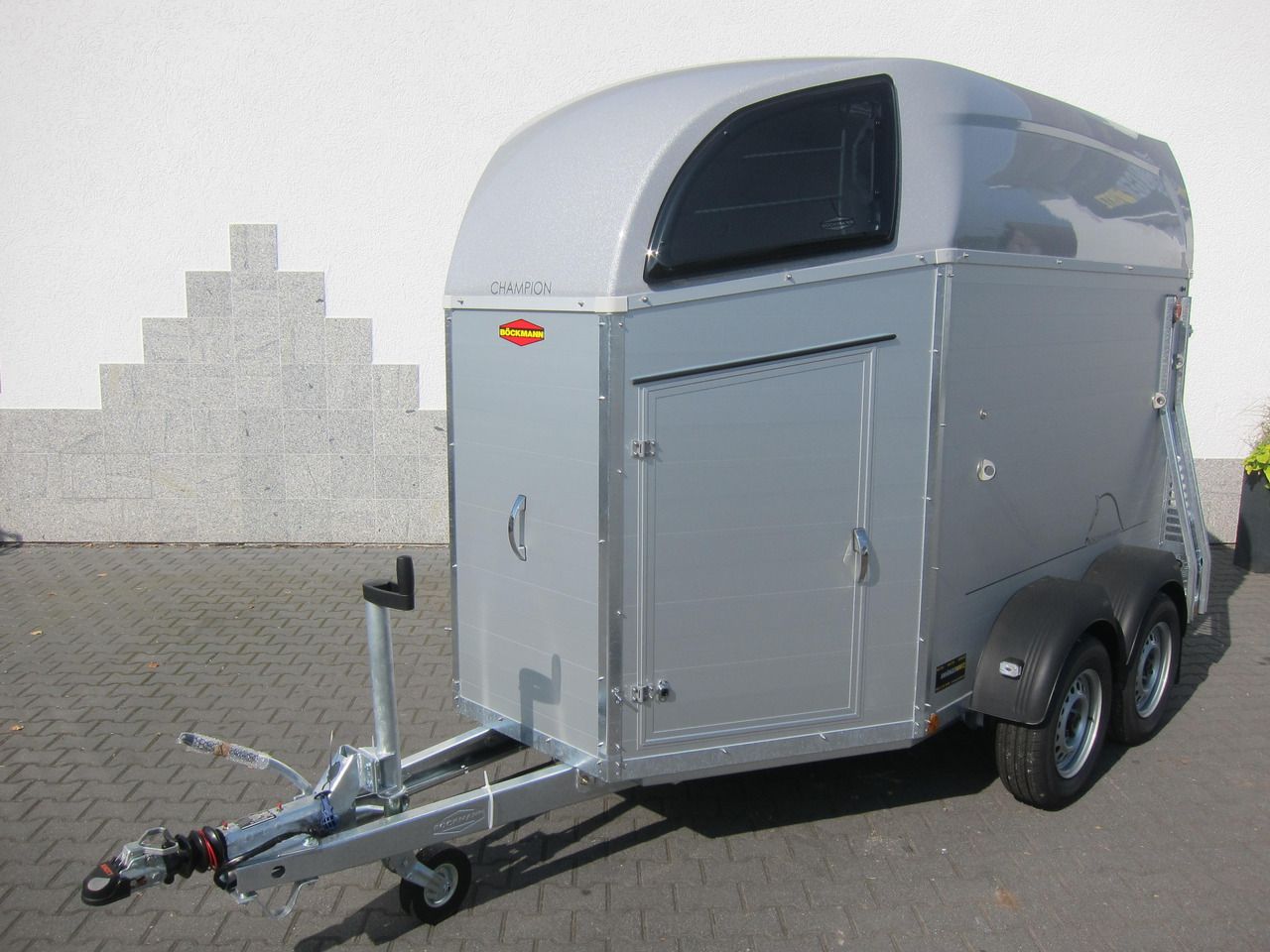 Ponyanhänger Böckmann Champion Pony 145 C Sattelkammer Aluminium DL 2000kg CFF+ 100km/H Modell 2022 - Прицеп-коневоз: фото 1 Ponyanhänger Böckmann Champion Pony 145 C Sattelkammer Aluminium DL 2000kg CFF+ 100km/H Modell 2022 - Прицеп-коневоз: фото 1