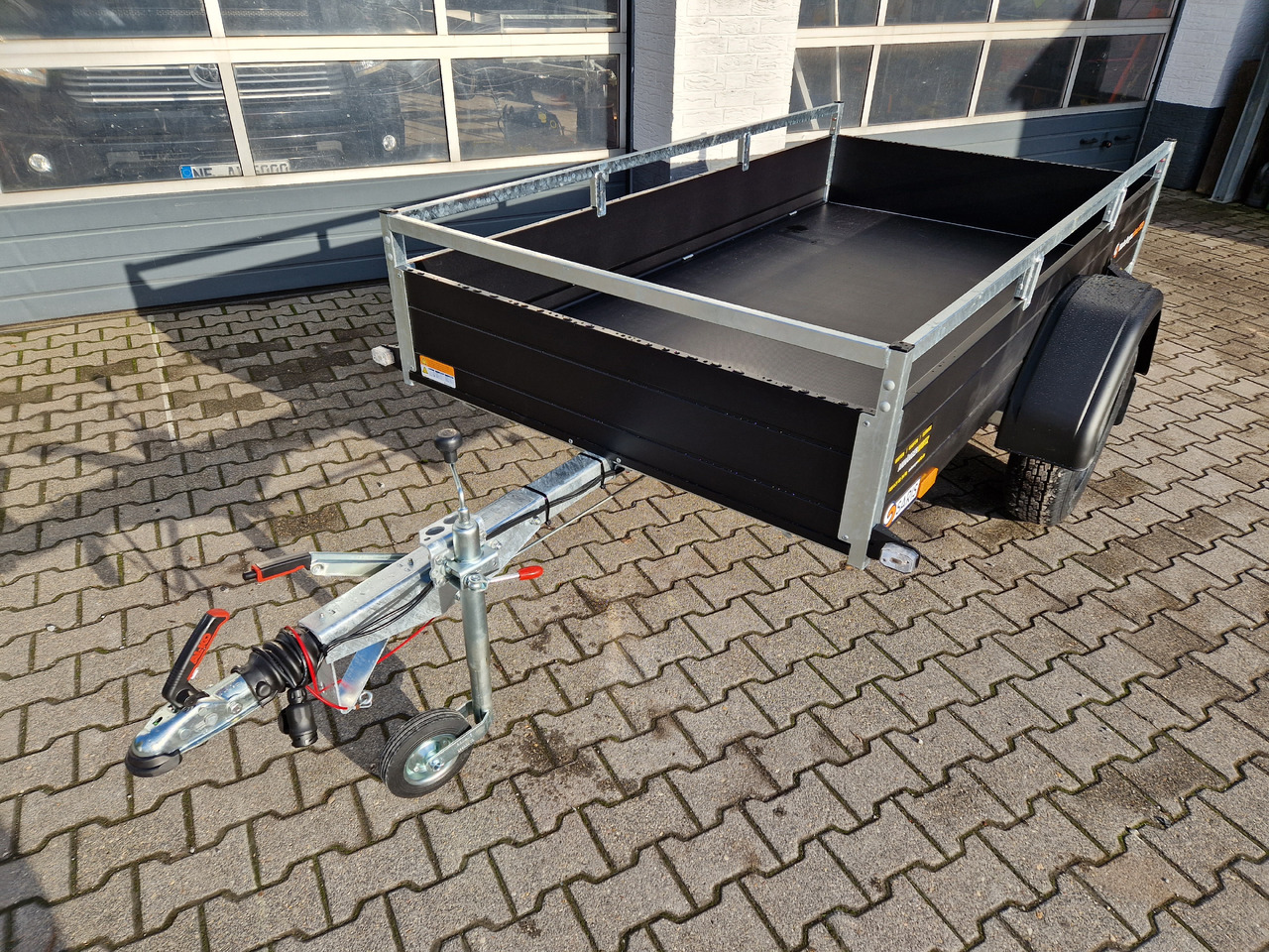 Saris Anhänger DV135 McAlu Pro MP 255x133x43cm blackline (S) 1350kg black deal Aktion - Прицеп для легкового автомобиля: фото 1 Saris Anhänger DV135 McAlu Pro MP 255x133x43cm blackline (S) 1350kg black deal Aktion - Прицеп для легкового автомобиля: фото 1