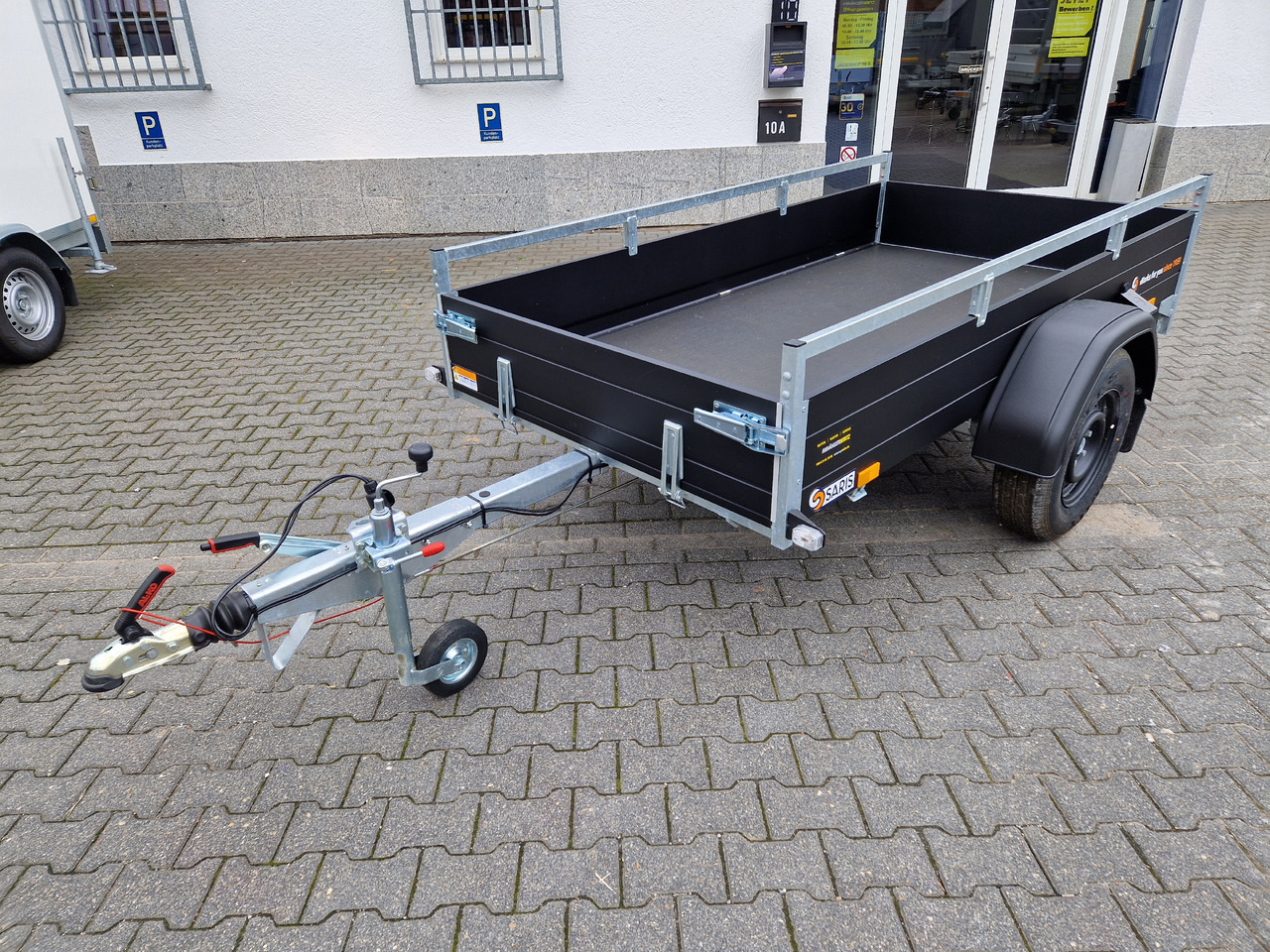 Saris Anhänger DV135 McAlu Pro MP 255x133x44cm black klappbare Vorderwand 1350kg - Прицеп для легкового автомобиля: фото 1 Saris Anhänger DV135 McAlu Pro MP 255x133x44cm black klappbare Vorderwand 1350kg - Прицеп для легкового автомобиля: фото 1