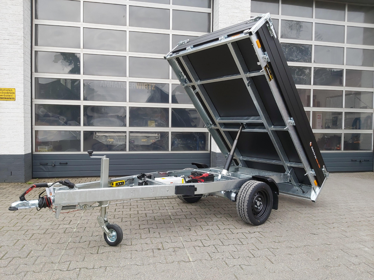 Saris Kipper K1 256 150 1500 1 E 256x150x30cm black Edition Elektro & Notpumpe 13" (S) 1500kg - Самосвальный прицеп: фото 1 Saris Kipper K1 256 150 1500 1 E 256x150x30cm black Edition Elektro & Notpumpe 13" (S) 1500kg - Самосвальный прицеп: фото 1