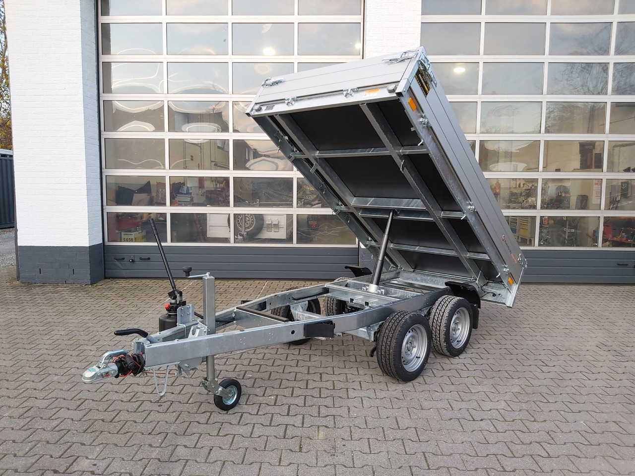Saris Kipper K1 276 150 2000 2 276x150x30cm silver Handpumpe 13" (S) 2000kg - Самосвальный прицеп: фото 1 Saris Kipper K1 276 150 2000 2 276x150x30cm silver Handpumpe 13" (S) 2000kg - Самосвальный прицеп: фото 1