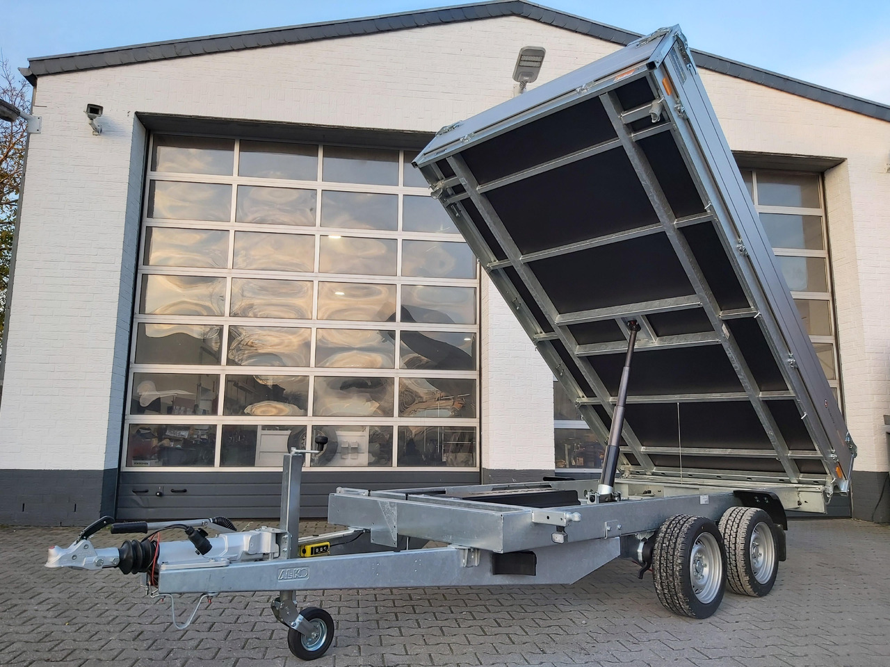 Saris Kipper K3 356 184 3500 2 E 356x184x35cm silver elektro 13" (L) 3500kg Aktion - Самосвальный прицеп: фото 1 Saris Kipper K3 356 184 3500 2 E 356x184x35cm silver elektro 13" (L) 3500kg Aktion - Самосвальный прицеп: фото 1