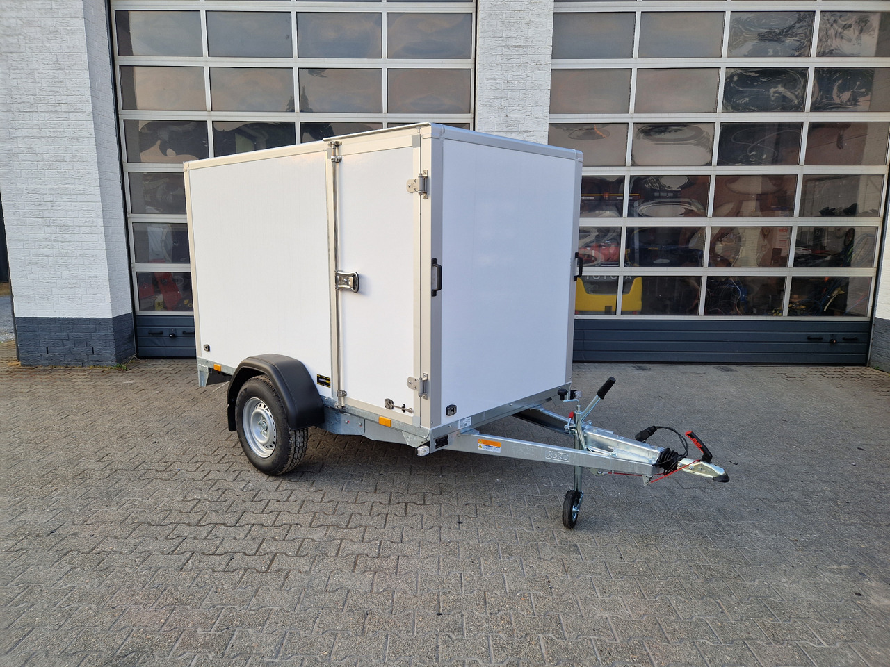 Saris Koffer GO 256 134 1350 1 GFK weiß Seitentür (S) 1350kg Modell 2024 - Прицеп-фургон: фото 1 Saris Koffer GO 256 134 1350 1 GFK weiß Seitentür (S) 1350kg Modell 2024 - Прицеп-фургон: фото 1