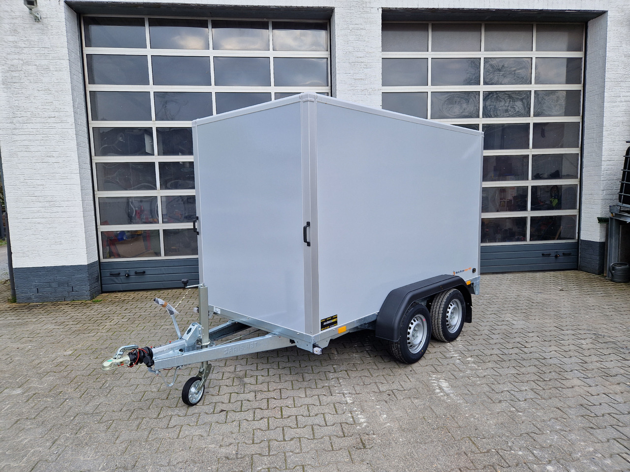 Saris Koffer GO 306 154 180 2000 2 306x154x180cm GFK grau (M) 2000kg Modell 2023 - Прицеп-фургон: фото 1 Saris Koffer GO 306 154 180 2000 2 306x154x180cm GFK grau (M) 2000kg Modell 2023 - Прицеп-фургон: фото 1