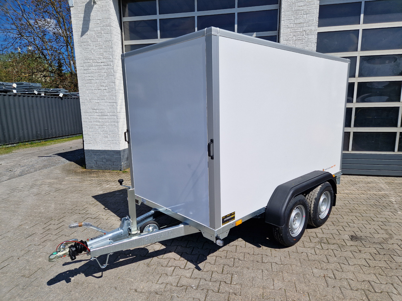 Saris Koffer GO 306 154 180 2700 2 306x154x180cm GFK weiß (M) 2700kg - Прицеп-фургон: фото 1 Saris Koffer GO 306 154 180 2700 2 306x154x180cm GFK weiß (M) 2700kg - Прицеп-фургон: фото 1