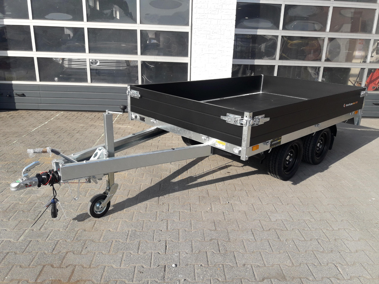 Saris PL276 170 2000 2 276x170x30cm black Edition LED Beleuchtung 13" (S) 2000kg - Прицеп бортовой/ Платформа: фото 1 Saris PL276 170 2000 2 276x170x30cm black Edition LED Beleuchtung 13" (S) 2000kg - Прицеп бортовой/ Платформа: фото 1