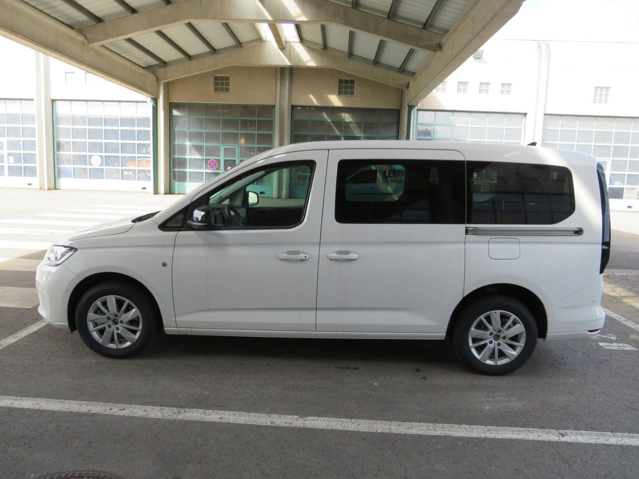 Volkswagen Caddy Maxi 2.0 TDI Rollstuhlumbau Taxirampe - Легковой автомобиль: фото 3 Volkswagen Caddy Maxi 2.0 TDI Rollstuhlumbau Taxirampe - Легковой автомобиль: фото 3