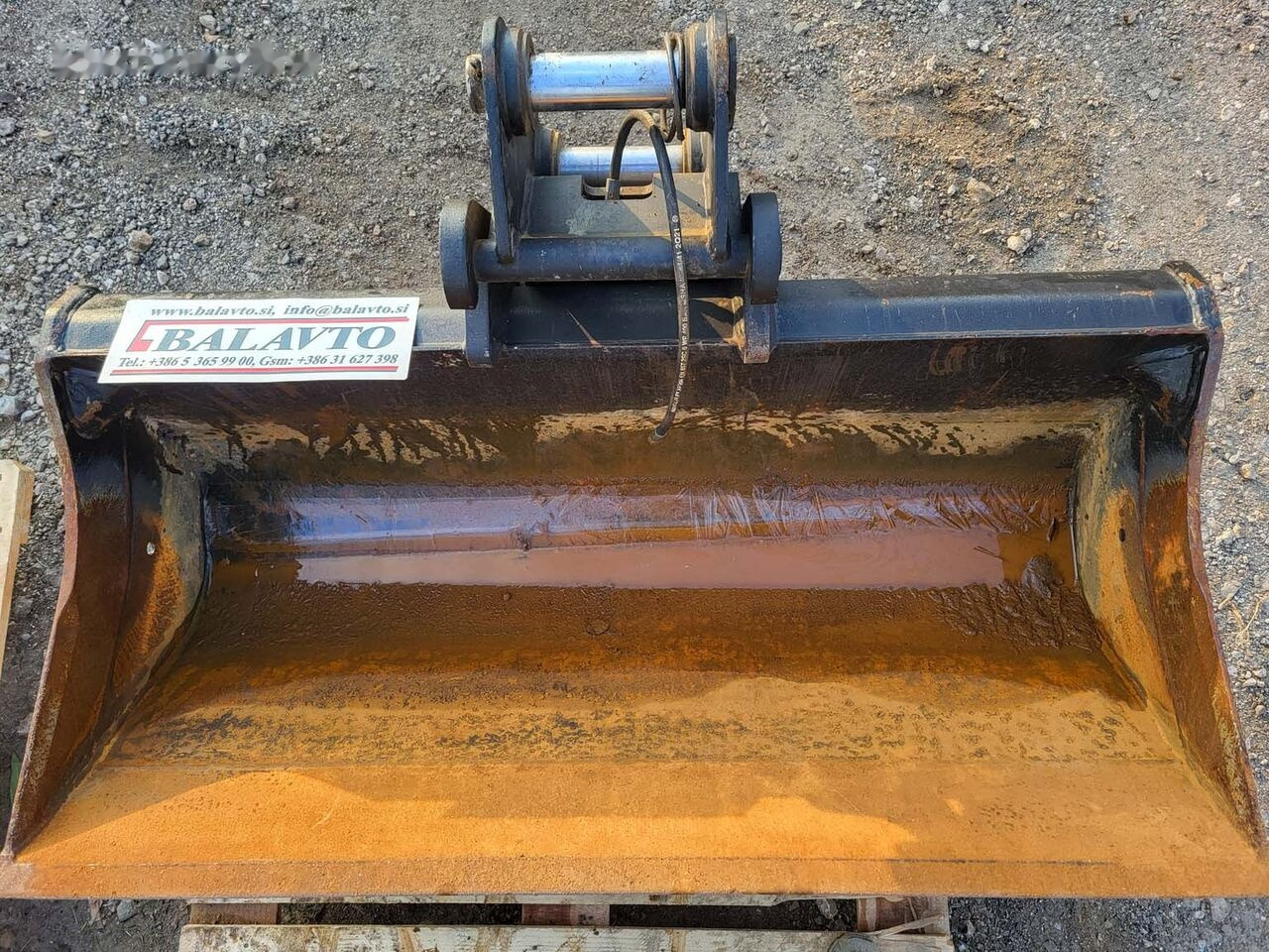 Slope bucket 1500 mm CW10 - Ковш для экскаватора: фото 1 Slope bucket 1500 mm CW10 - Ковш для экскаватора: фото 1