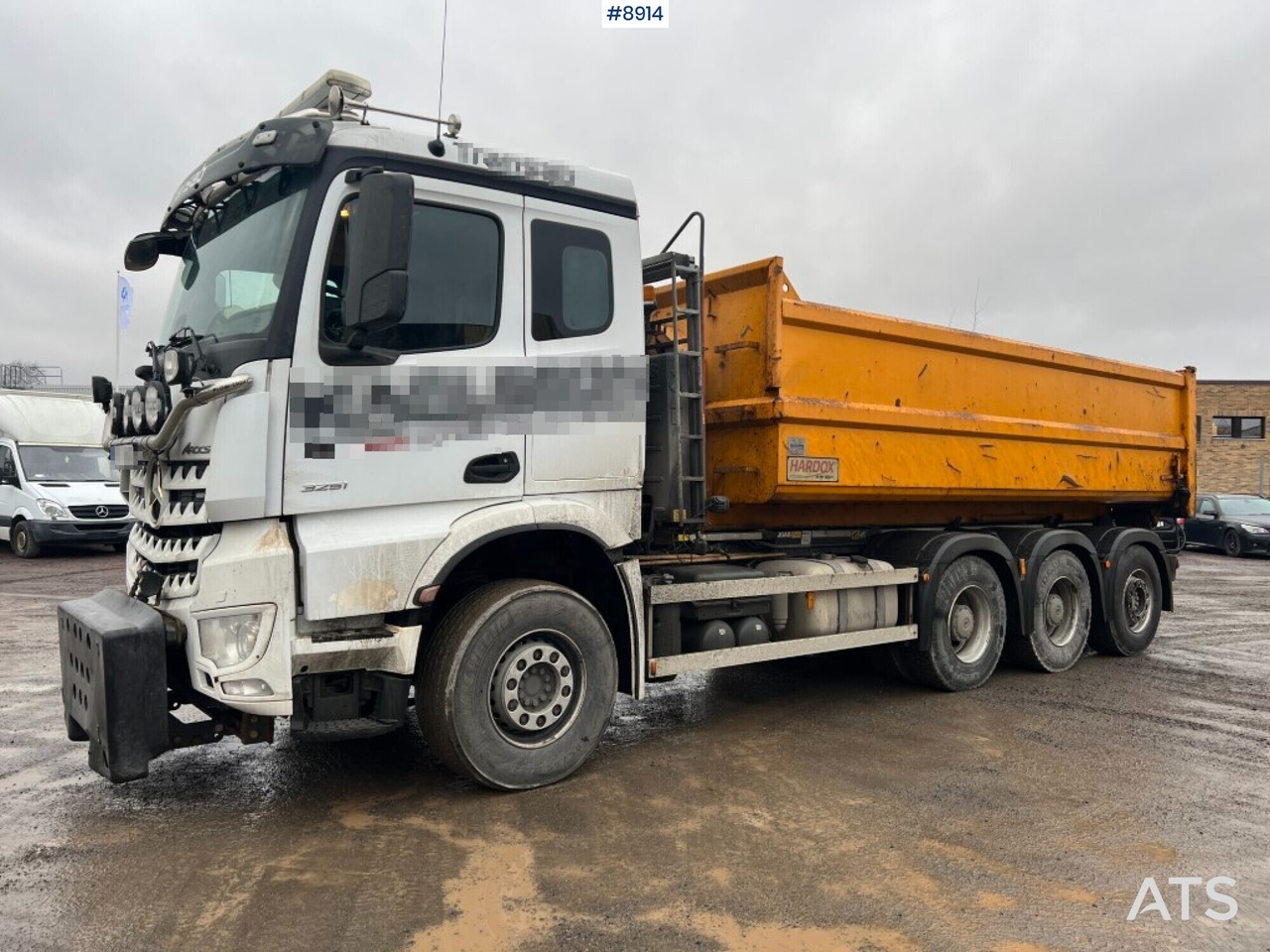 Hooklift Truck Mercedes-Benz Arocs with plow attachments - Крюковой мультилифт: фото 1 Hooklift Truck Mercedes-Benz Arocs with plow attachments - Крюковой мультилифт: фото 1