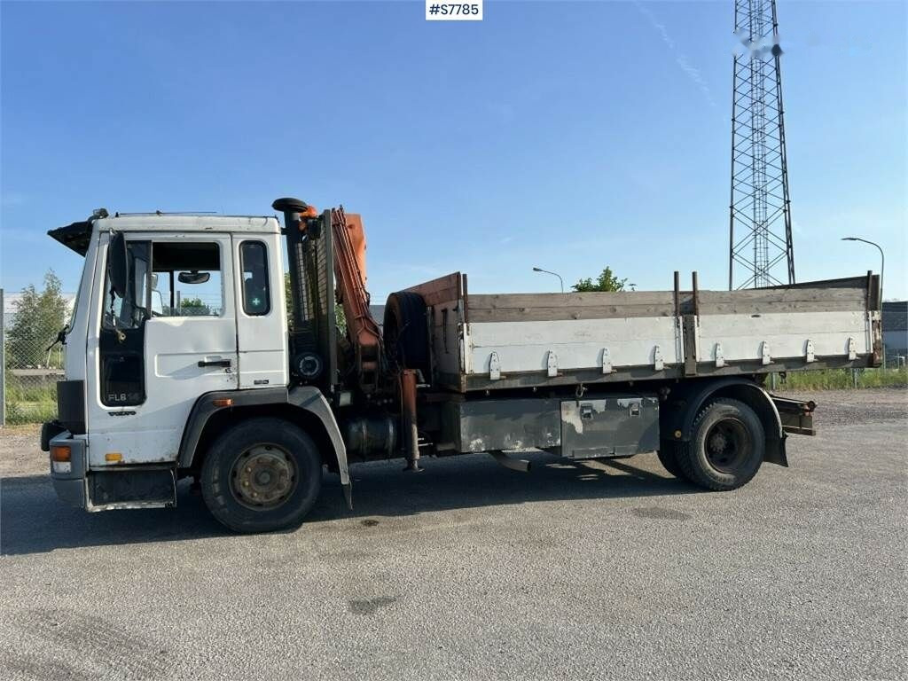 Volvo FL6 truck with crane and tipper - Самосвал: фото 1 Volvo FL6 truck with crane and tipper - Самосвал: фото 1