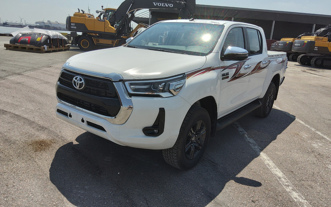 Toyota Hilux / Revo Pick-up double cabin luxe 2.4L Turbo Diesel Automatic - Легковой автомобиль: фото 1