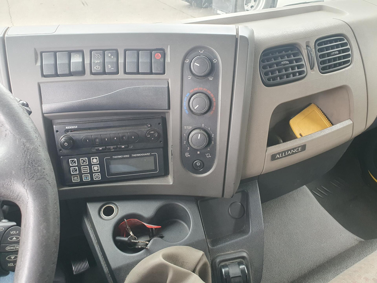 RENAULT Midlum 220.12 - Рефрижератор: фото 2 RENAULT Midlum 220.12 - Рефрижератор: фото 2