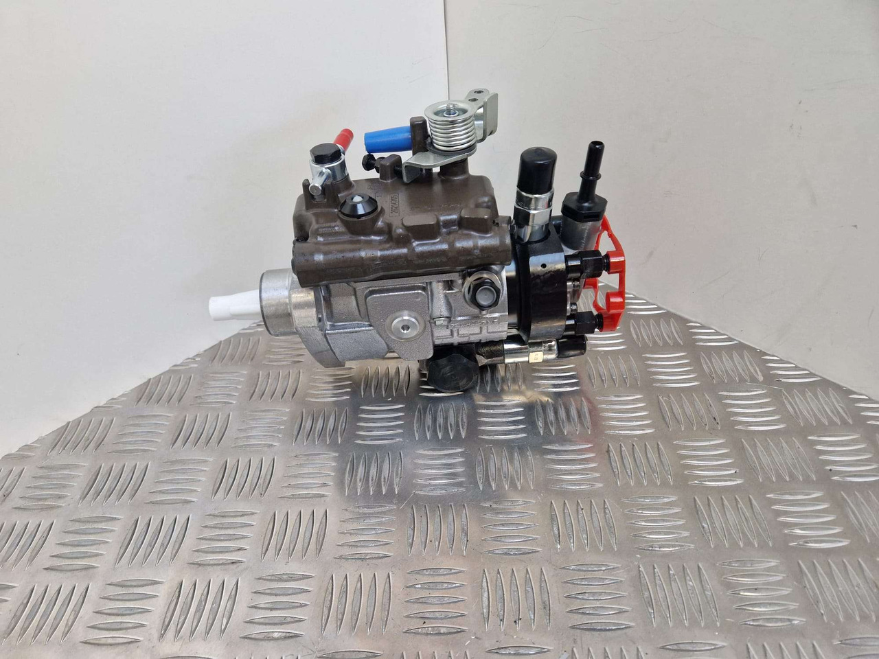 Двигатель и запчасти для Строительной техники 320/06933 12V injection pump 9520A512G Delphi: фото 1