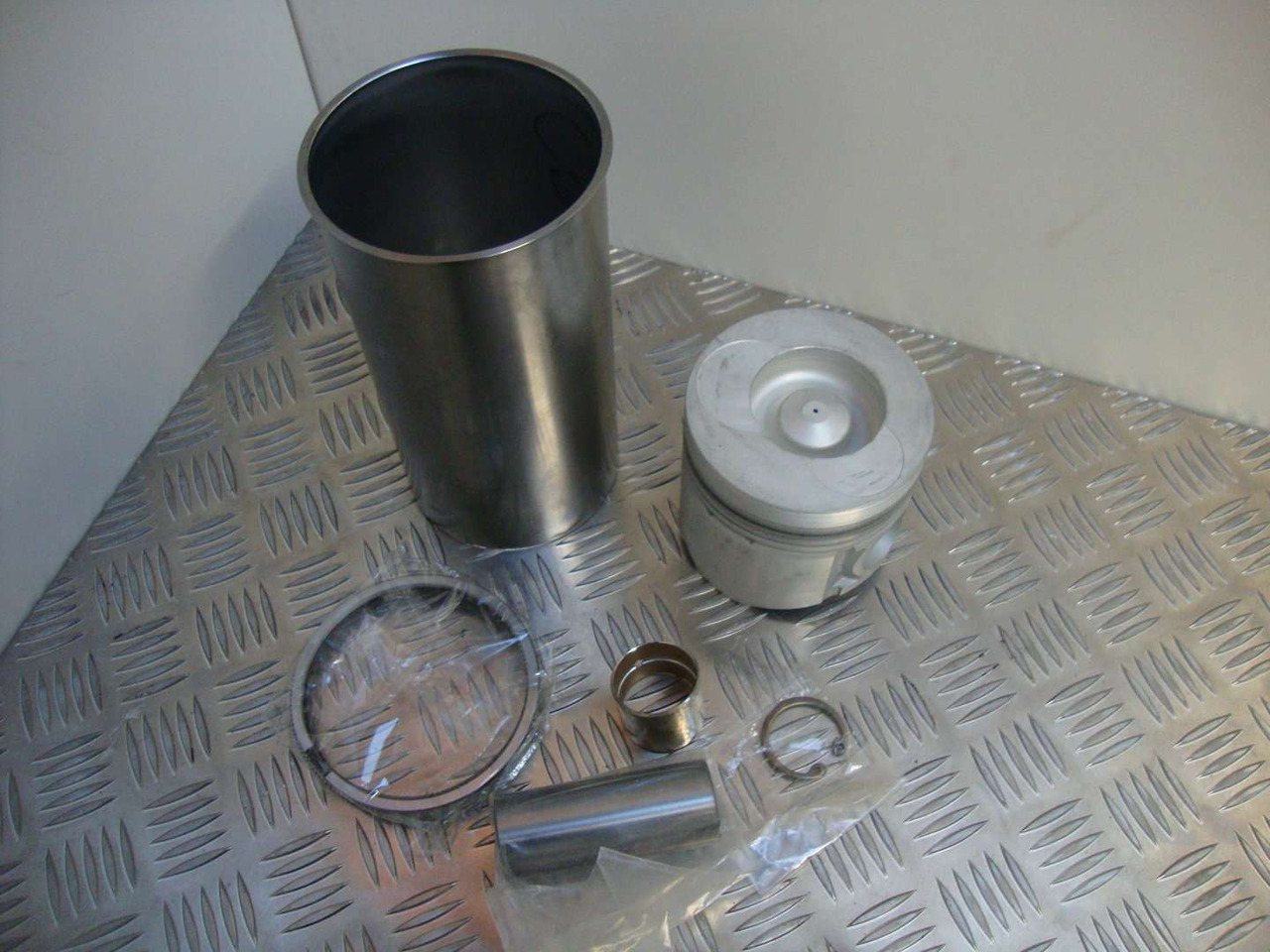 Isuzu 6BG1T Piston Liner kit 02/802338 Engine overhaul kit - Двигатель и запчасти для Строительной техники: фото 1 Isuzu 6BG1T Piston Liner kit 02/802338 Engine overhaul kit - Двигатель и запчасти для Строительной техники: фото 1