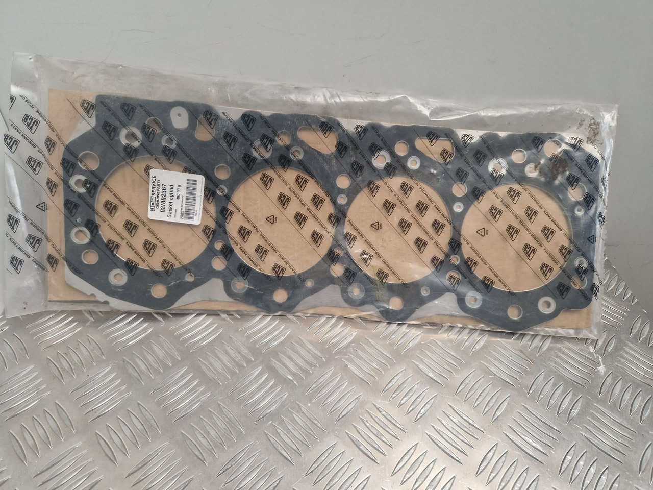 JCB Head Gasket 4JJ1 02/802367 1.10mm thick 2 notch - Двигатель и запчасти для Строительной техники: фото 1 JCB Head Gasket 4JJ1 02/802367 1.10mm thick 2 notch - Двигатель и запчасти для Строительной техники: фото 1
