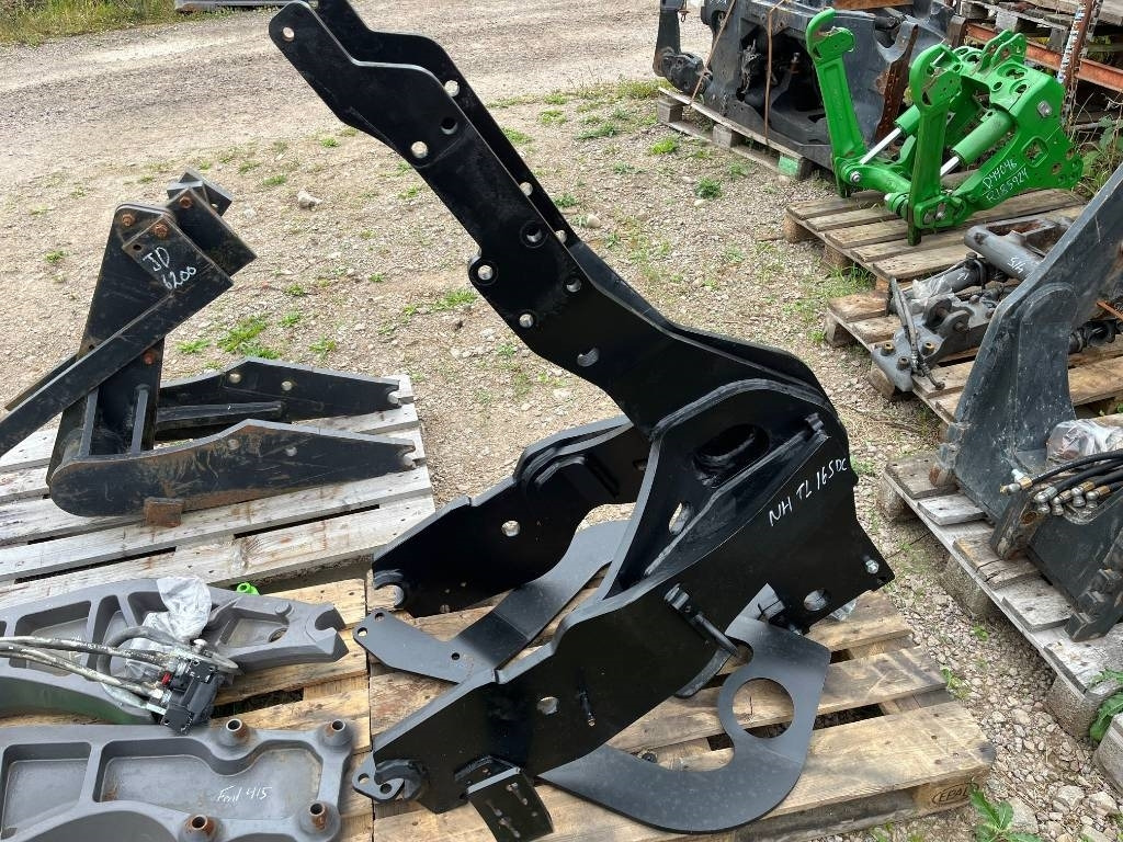 Lastarfäste Trima Ålö Quicke till New Holland T6 1 - Фронтальный погрузчик для трактора: фото 1 Lastarfäste Trima Ålö Quicke till New Holland T6 1 - Фронтальный погрузчик для трактора: фото 1