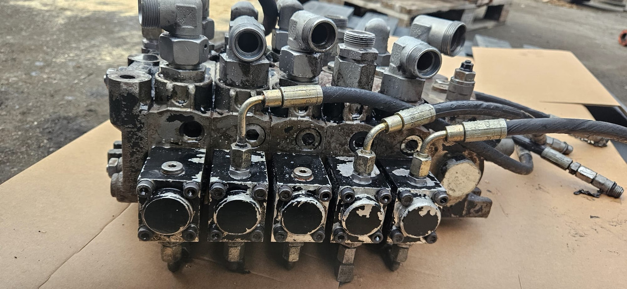 Claas Scorpion Kramer - rozdzielacz hydrauliczny Bucher 1000277214 - Гидравлика для Сельскохозяйственной техники: фото 1 Claas Scorpion Kramer - rozdzielacz hydrauliczny Bucher 1000277214 - Гидравлика для Сельскохозяйственной техники: фото 1