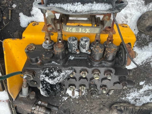 Jcb 3cx rozdzielacz hydrauliczny tylni - Гидравлический клапан для Сельскохозяйственной техники: фото 1 Jcb 3cx rozdzielacz hydrauliczny tylni - Гидравлический клапан для Сельскохозяйственной техники: фото 1