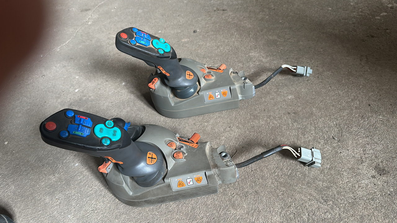 Joystyck fendt Vario TMS 716 820 , fendt 700 , 800 - Кабина и интерьер для Тракторов: фото 1 Joystyck fendt Vario TMS 716 820 , fendt 700 , 800 - Кабина и интерьер для Тракторов: фото 1