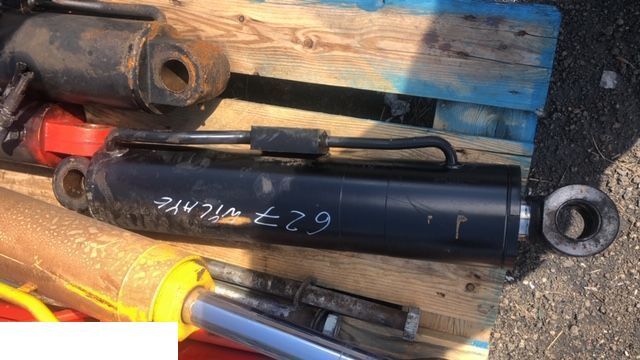 Manitou 627 - Siłownik Wychyłu - Гидравлический цилиндр для Сельскохозяйственной техники: фото 1