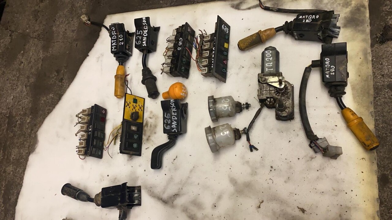 Matbro 280 - Joysticki | Joystick | Wskażniki | Kontrolki | Plastiki - [KABINA CZĘŚCI] - Кабина и интерьер для Сельскохозяйственной техники: фото 1