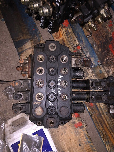 Rozdzielacz Hydrauliczny Merlo Blok Rozdzielacza - Гидравлический клапан для Сельскохозяйственной техники: фото 1 Rozdzielacz Hydrauliczny Merlo Blok Rozdzielacza - Гидравлический клапан для Сельскохозяйственной техники: фото 1